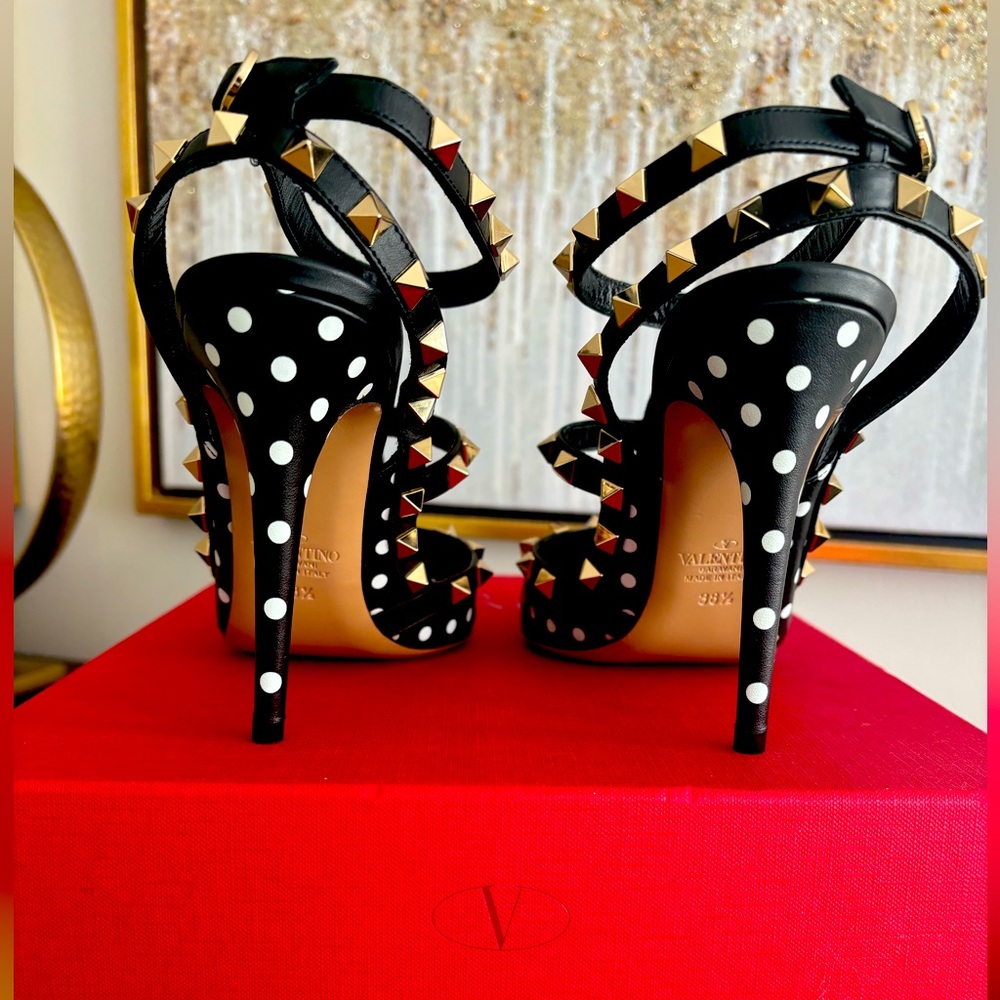 Very Elegant Valentino Garavani Classic Rockstud pumps! Brand new in box! 38.5 - Picture 15 of 16